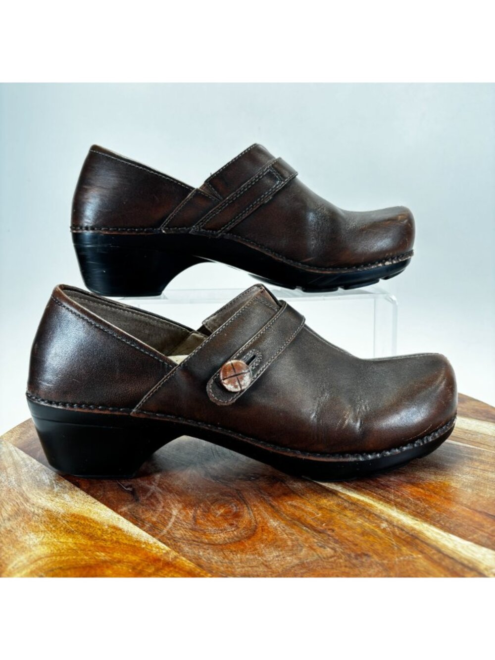 Dansko Womens Size 10 Solstice Button Strap Clog Burnished Brown Leather EU 42 - Picture 4 of 12